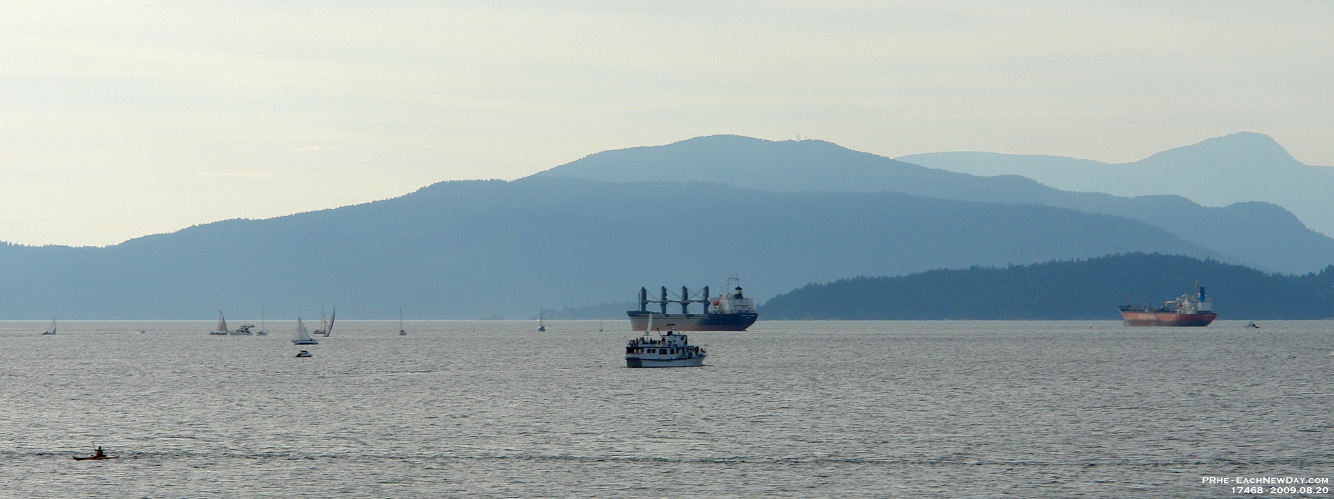 17468RoCrLeShRe - Touring Vancouver on 'The Big Bus'